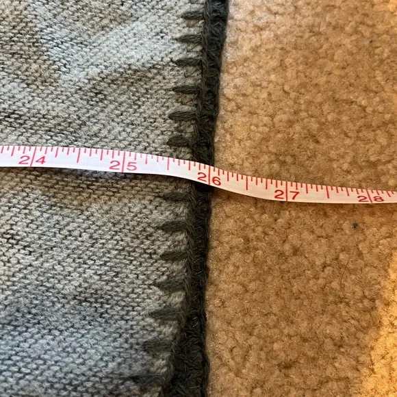 B B Dakota cape/poncho - Picture 6 of 10